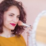 Cum să aplici corect machiajul pe tenul cu rozacee