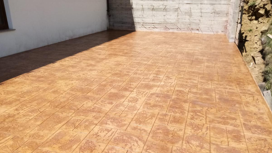 Beton amprentat vs. pavaj clasic: Care este mai bun pentru grădina ta?