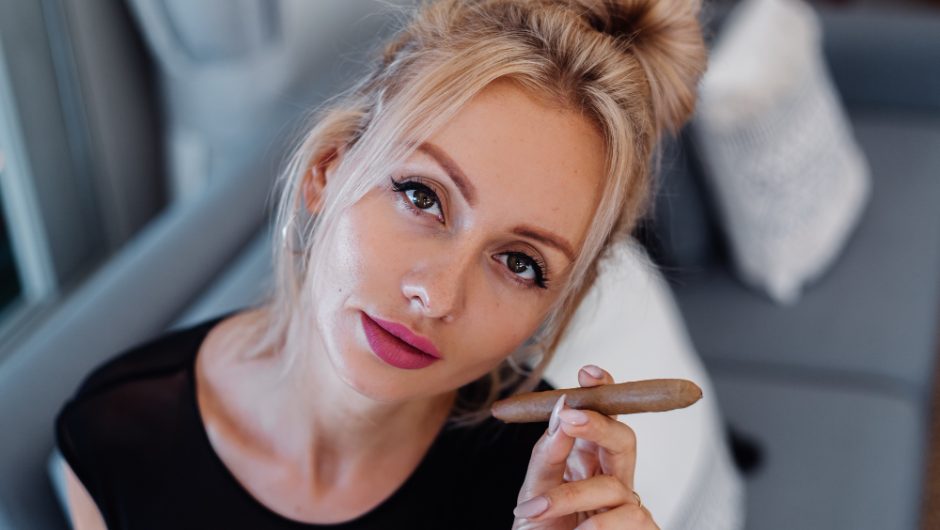 Cum îți menții machiajul curat și elegant în zilele foarte încărcate
