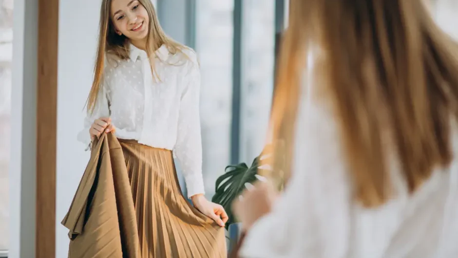 Cum să porți o rochie peste pantaloni fără ca outfitul să pară complicat