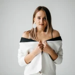 Cum să porți un top simplu într-o ținută elegantă