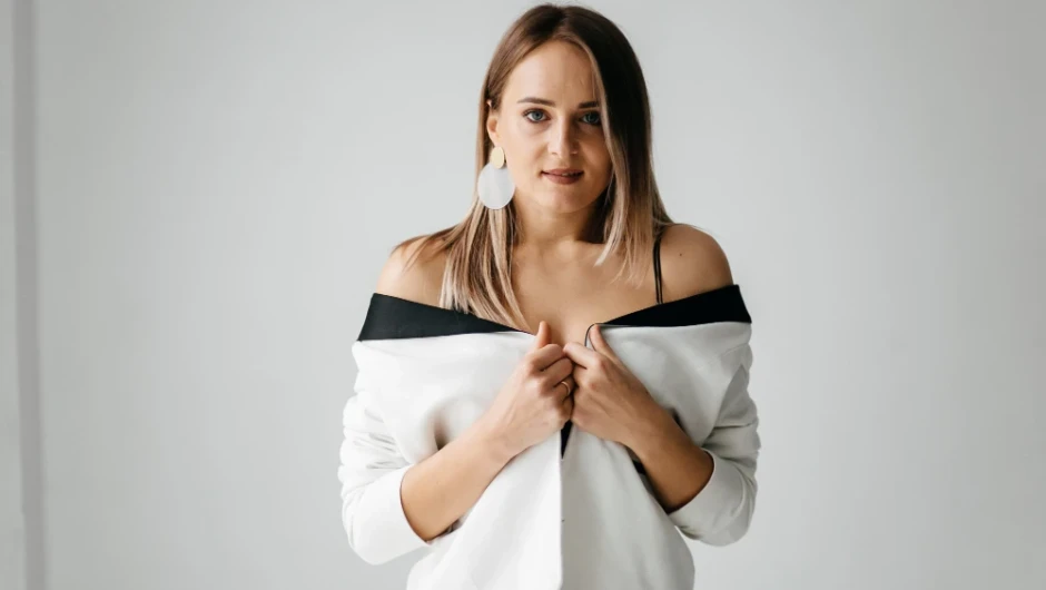 Cum să porți un top simplu într-o ținută elegantă
