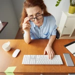 Ce simptome pot apărea după perioade lungi de lucru digital